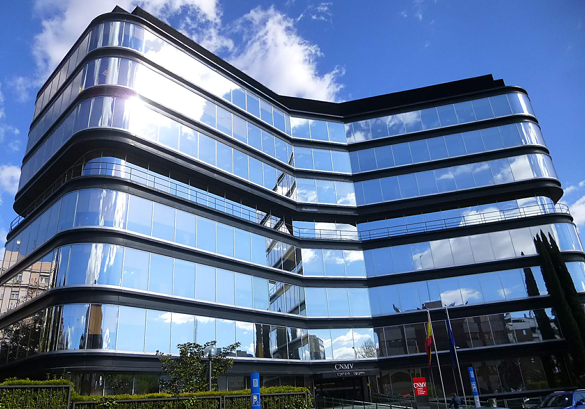 CNMV, yasallığını doğrulamadan 'finansal plaj barları' reklamı yaptığı için Twitter'a 5 milyon para cezası verdi