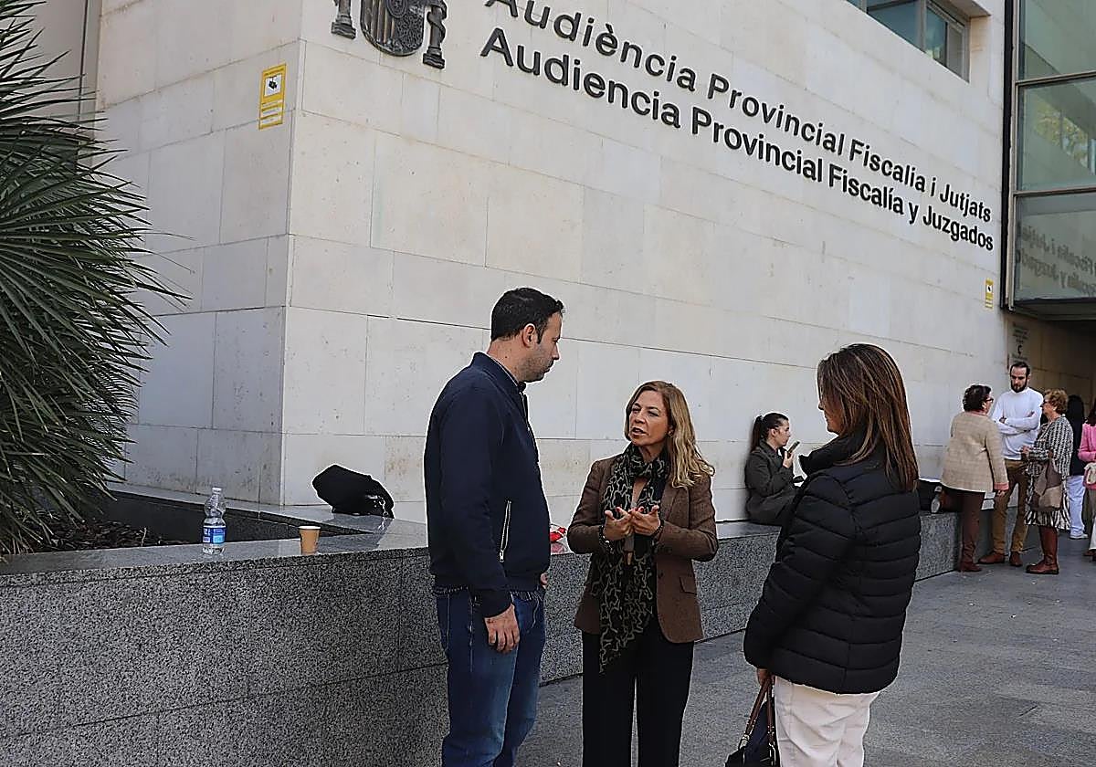 Alexandre junto a su letrada Silvia Moya, especialista en Derecho de Familia y Sucesiones del ICAV.