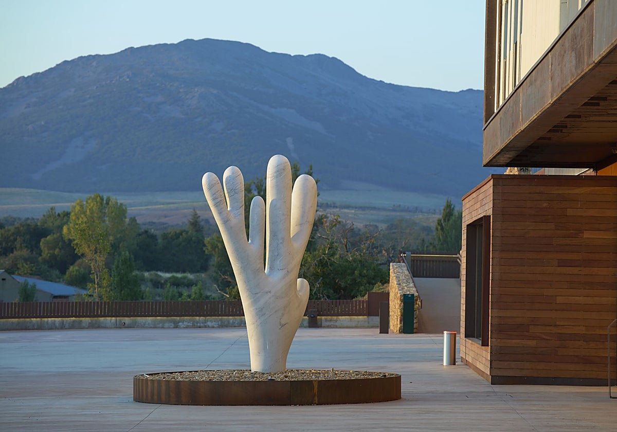 'The Big Marble Elkhorn Coral (six branches)' (2021), de Claudia Comte en el acceso de centro.