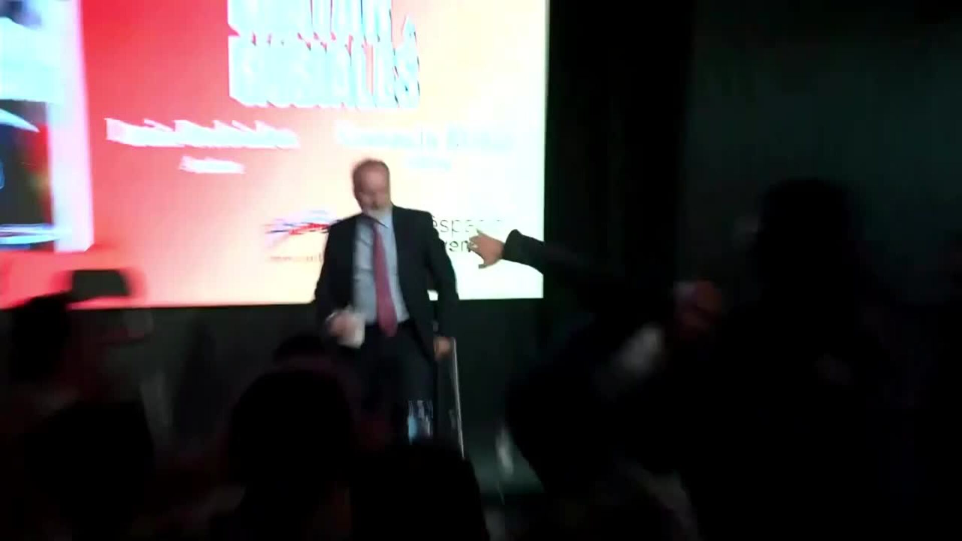 Agreden a Rubiales en la presentación de su libro