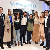 Javier Hildalgo, cuarto por la izquierda, con Begoña Gómez, tercera por la derecha, en un evento de Wakalua en Fitur en enero de 2020