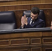El ministro de Consumo, Pablo Bustinduy, durante la sesión en el Congreso.