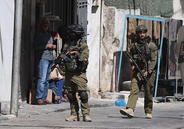 Soldados israelíes patrullan por una calle de la ciudad cisjordana de Nablus.