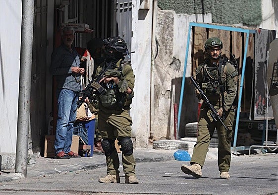 Soldados israelíes patrullan por una calle de la ciudad cisjordana de Nablus.