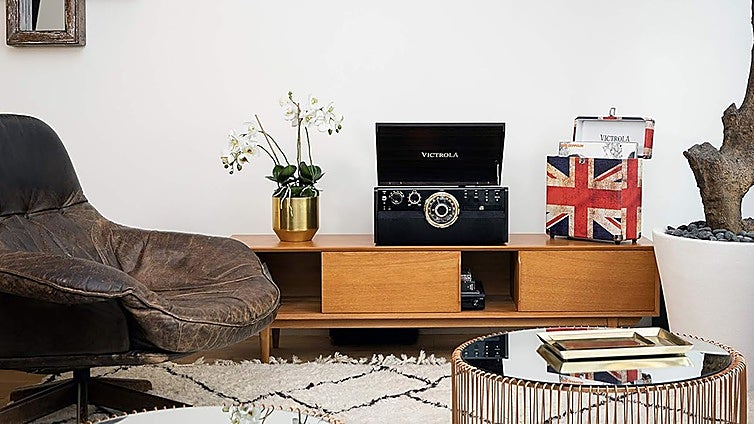 Estos tocadiscos de vinilo con estilo retro son el regalo perfecto para melómanos