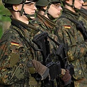 Reclutas alemanes en unas prácticas de tiro en Ahlen.