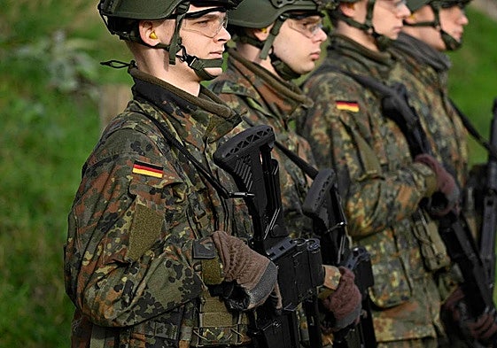 Reclutas alemanes en unas prácticas de tiro en Ahlen.