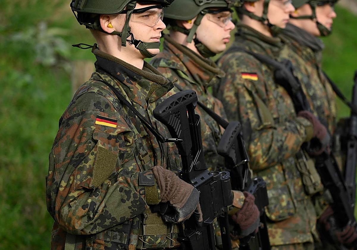 Reclutas alemanes en unas prácticas de tiro en Ahlen.