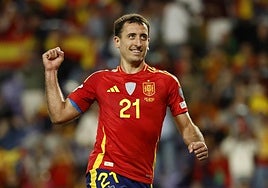 Mikel Oyarzabal celebra un gol con la selección española.