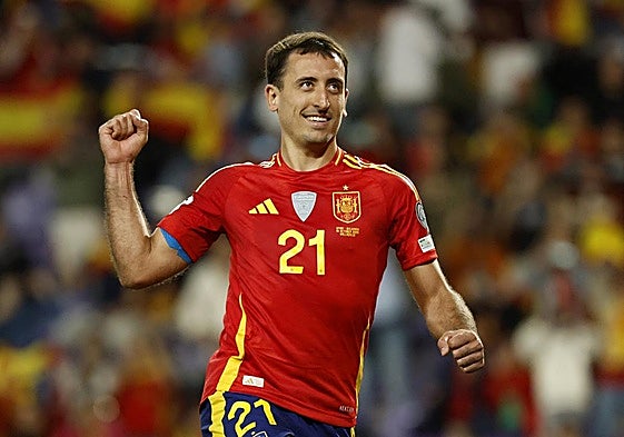 Mikel Oyarzabal celebra un gol con la selección española.