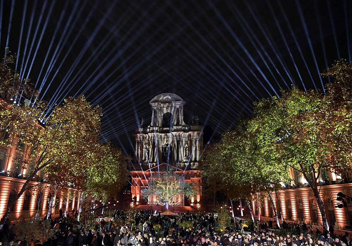 Multitudinario acto en el jardín de París inaugurado en memoria de los fallecidos.