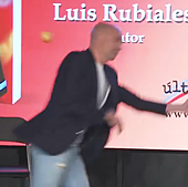Un tío de Luis Rubiales intenta agredirle tirándole huevos en la presentación de su libro