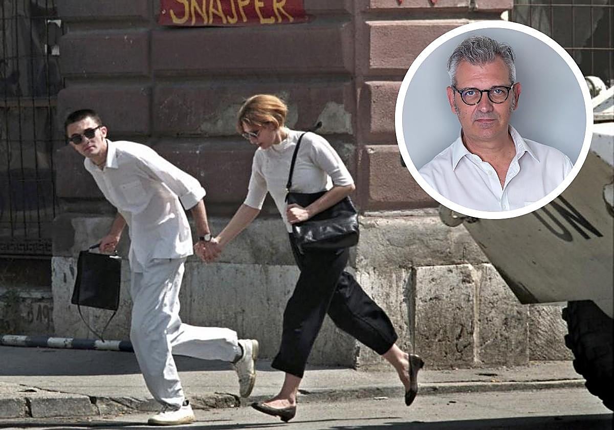 Una pareja corre por una calle de Sarajevo en pleno asedio de la capital bosnia. En la parte superior de la foto, el escritor Ezio Gavazzeni.