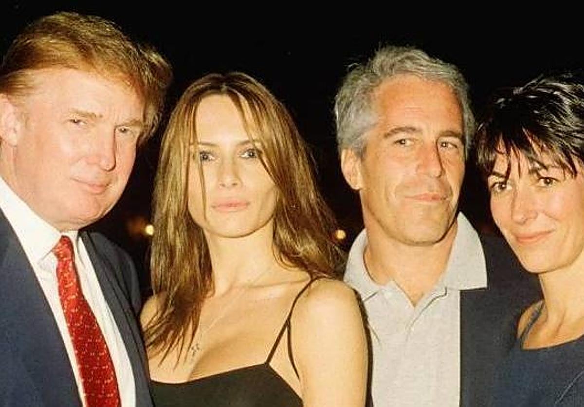Donald y Melania Trump, Jeffrey Epstein y Ghislaine Maxwell, en el año 2000.