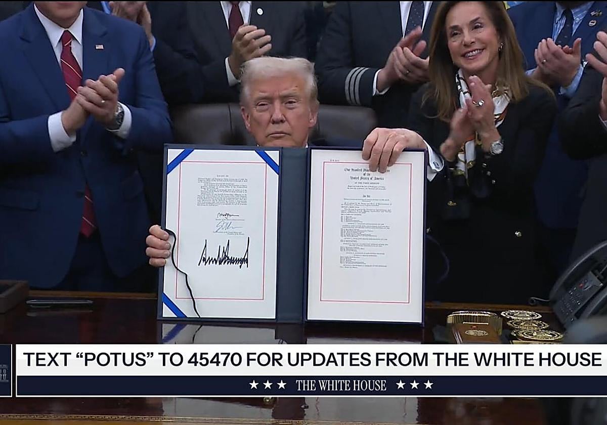 Trump firma la ley que pone fin al cierre de Gobierno más largo de la historia de EE UU.