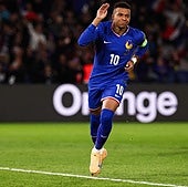 Mbappé celebra su gol 400 como profesional.