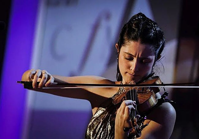 María Dueñas actúa en los Gramophone Awards 2025 .