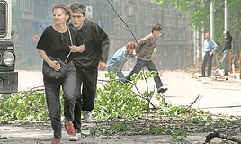 Una pareja corre por una calle de Sarajevo en pleno asedio de la capital bosnia.
