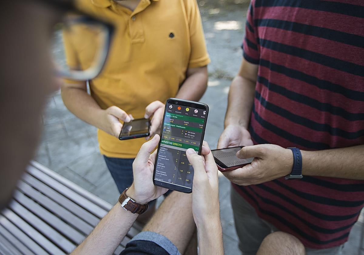 Personas consumen el juego online.