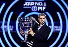 Carlos Alcaraz posa con su trofeo de número 1, este viernes en el Inalpi Arena de Turín.