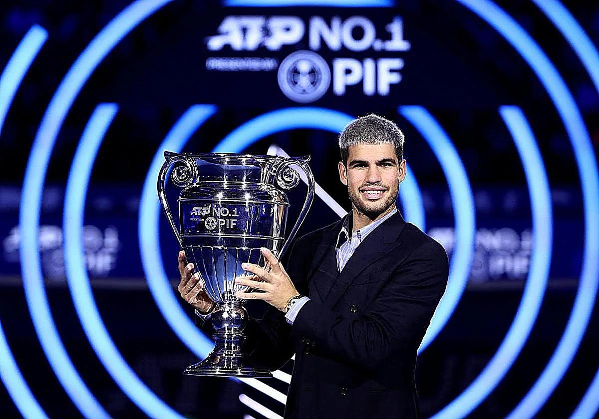 Carlos Alcaraz posa con su trofeo de número 1, este viernes en el Inalpi Arena de Turín.