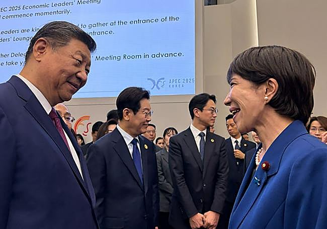 Xi y Takaichi se saludan durante el Foro de Cooperación Económica Asia-Pacífico.