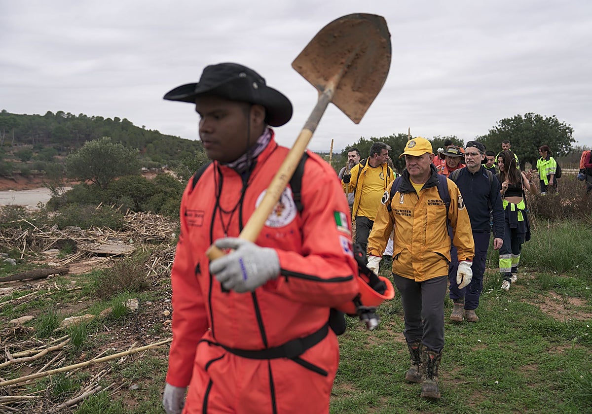 Voluntarios buscan el cuerpo de una víctima de la dana de Valencia, en octubre de 2024.
