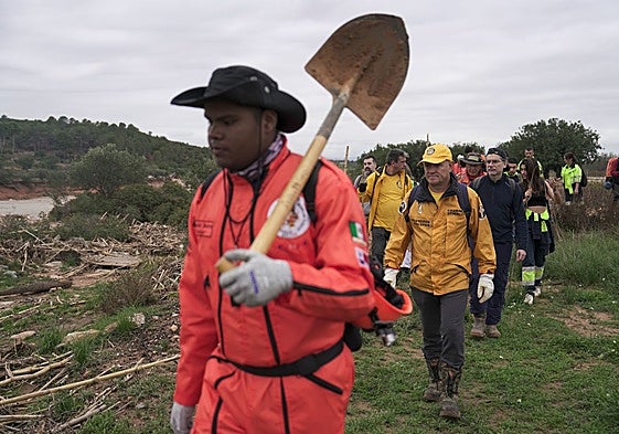 Voluntarios buscan el cuerpo de una víctima de la dana de Valencia, en octubre de 2024.