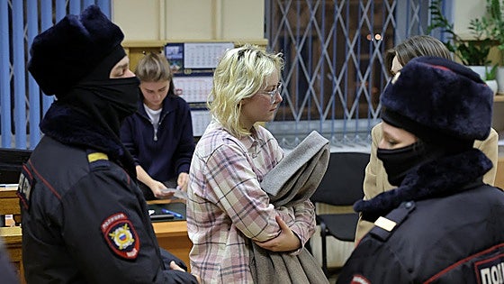 Diana Loginova, la joven cantante que paga con la cárcel sus críticas a Putin