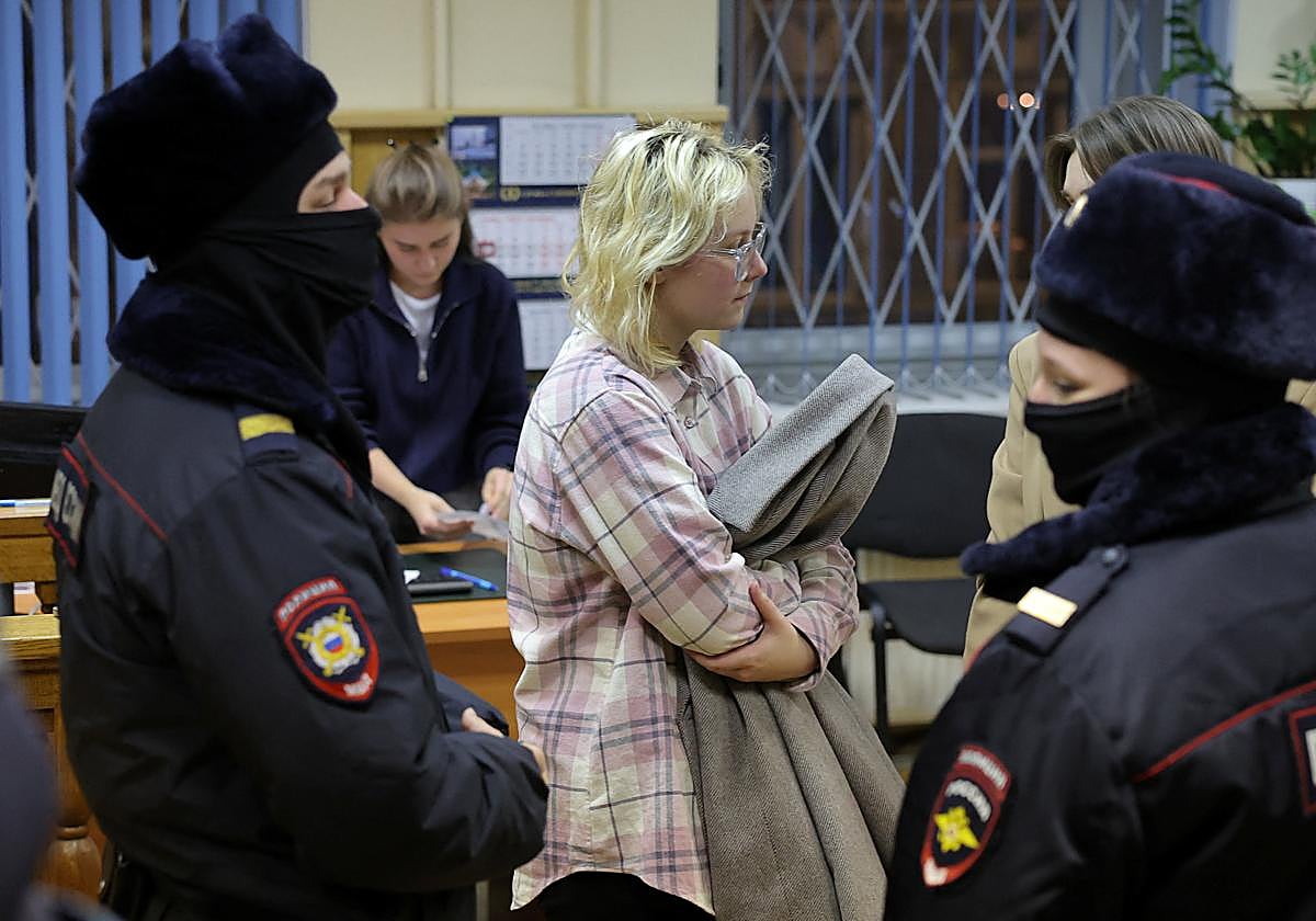 Diana Loginova, rodeada de policías rusos.