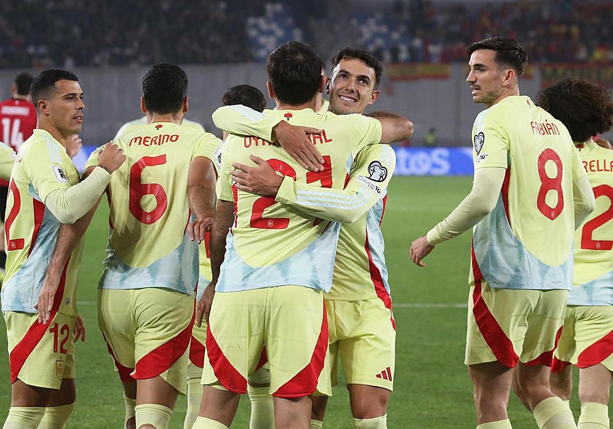 Zubimendi abraza a Oyarzabal tras anotar el segundo gol de España ante Georgia
