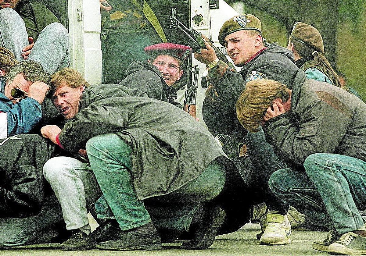 Civiles y militares envueltos en una guerra en Sarajevo.