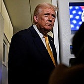 Donald Trump se dirige a la prensa este viernes a bordo del avión 'Air Force One'.