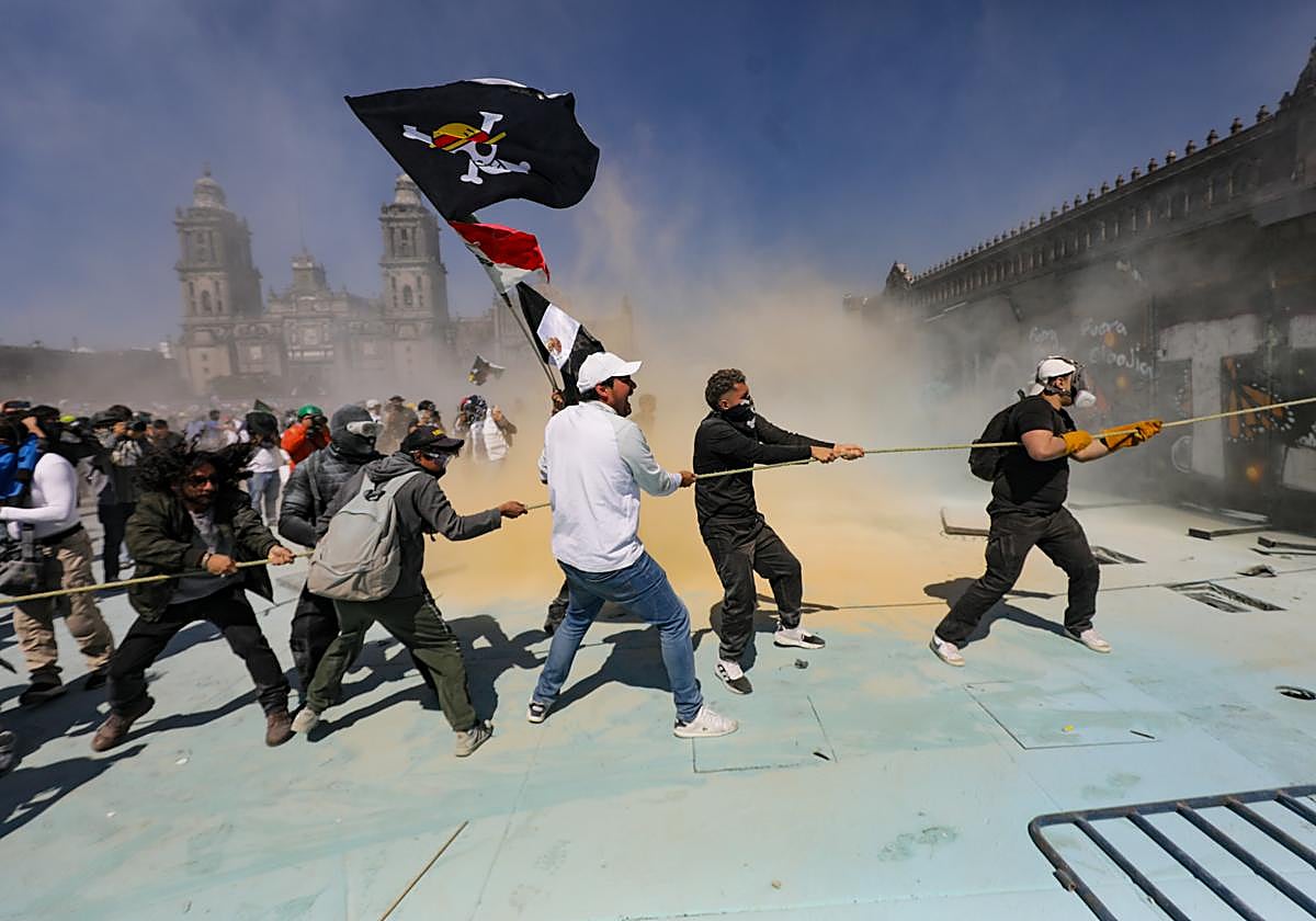Un grupo de manifestantes, durante los incidentes frente al Palacio Nacional de México.