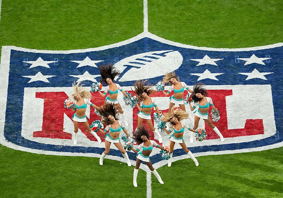 Imagen principal - Las cheerleaders de los Dolphins; un momento del partido; y Bizarrap y Daddy Yankee, durante su actuación en el descanso.