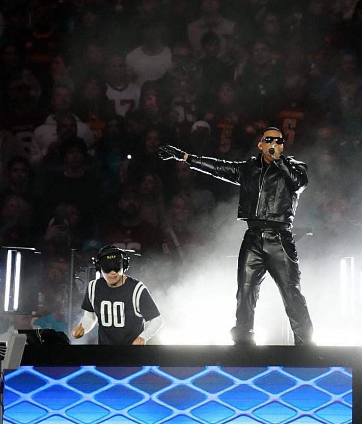 Imagen secundaria 2 - Las cheerleaders de los Dolphins; un momento del partido; y Bizarrap y Daddy Yankee, durante su actuación en el descanso.