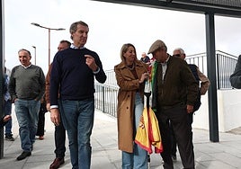 Alberto Núñez y Feijóo y la candidata del PP, María Guardiola, pasean este domingo por el pueblo pacense de Lobón.
