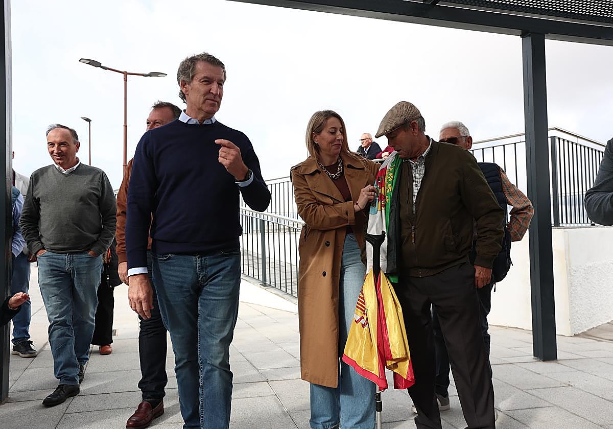 Alberto Núñez y Feijóo y la candidata del PP, María Guardiola, pasean este domingo por el pueblo pacense de Lobón.