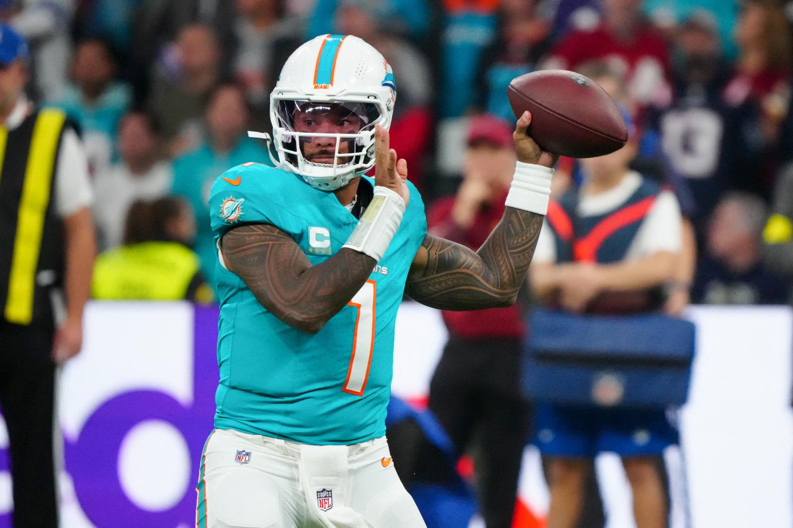 Tua Tagovailoa, quarterback de los Miami Dolphins, durante el partido. 