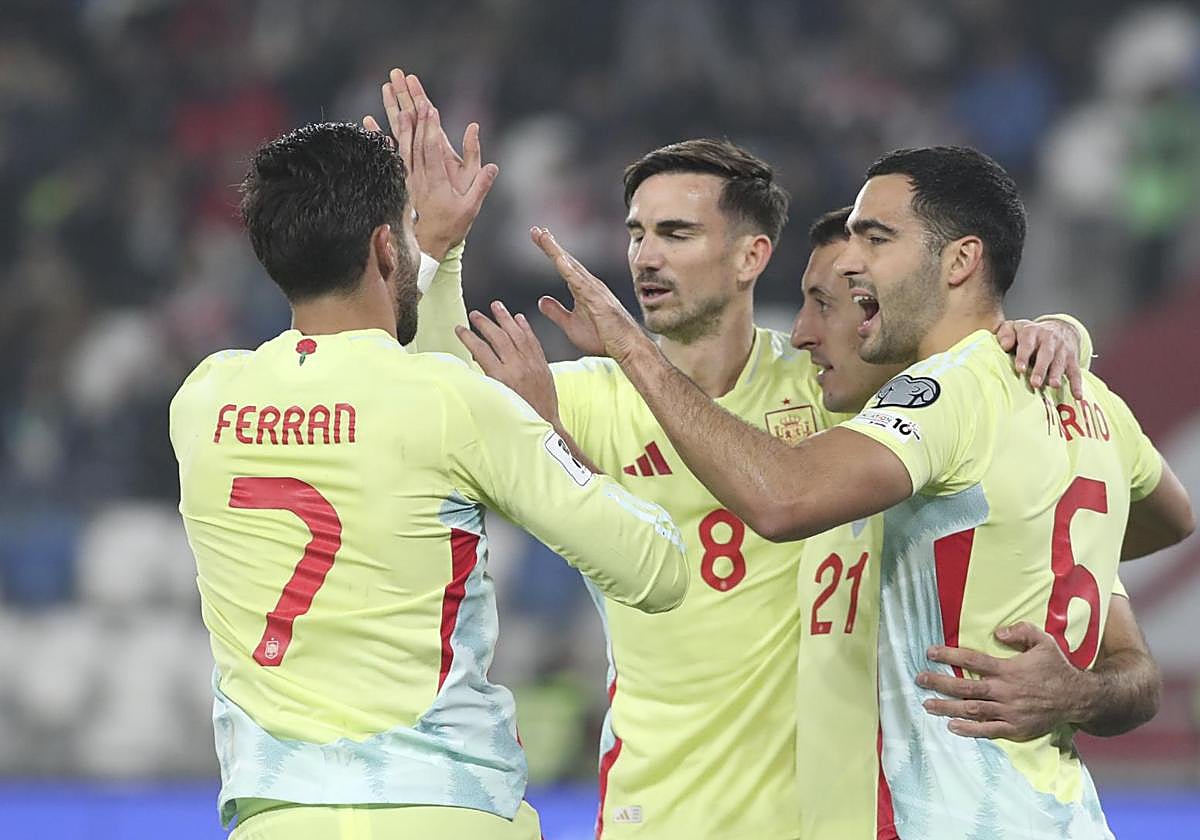 Ferran, Fabián, Oyarzabal y Merino celebran uno de los goles de España el sábado frente a Georgia.