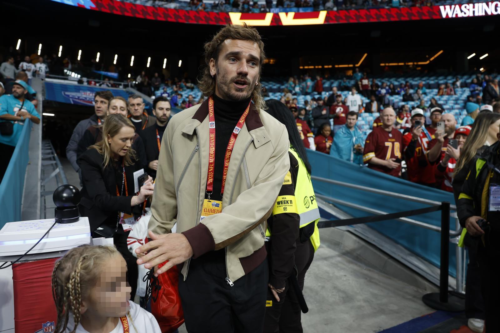 Antoine Griezmann, muy aficionado al fútbol americano, no quiso perderse el NFL Madrid Game 2025.