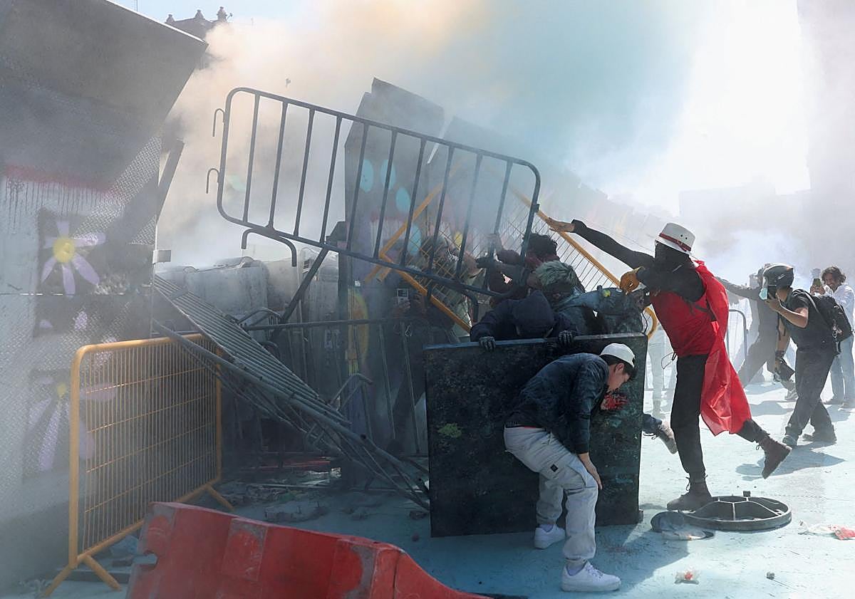 Imagen principal - Diferentes momentos de la manifestación en México D.F. 
