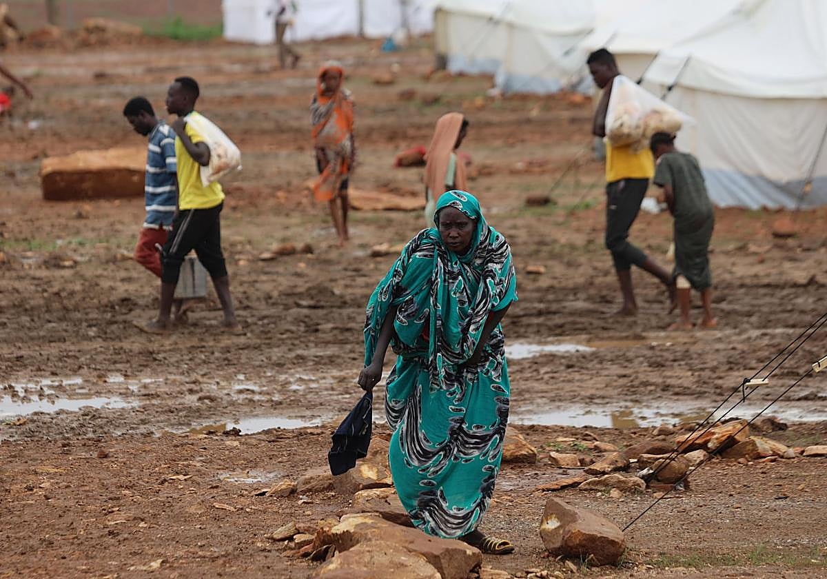 Una mujer sudanesa camina por el campamento para personas desplazadas por la guerra de Sudán.