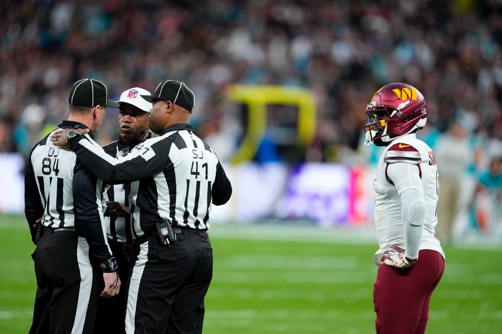 Tres de los árbitros hablan sobre una jugada dudosa.