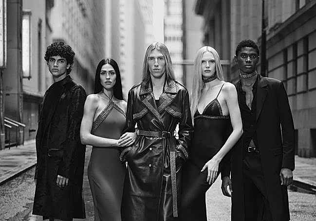 En el centro el diseñador Ludovic de Saint Sernin posa junto con los modelos Maxime, Amelia Gray, Alex Consini y Awwal Adeoti.