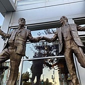 Trump y Epstein en una escultura en Washington.