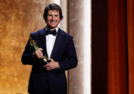 Tom Cruise recibe el Oscar honorífico.