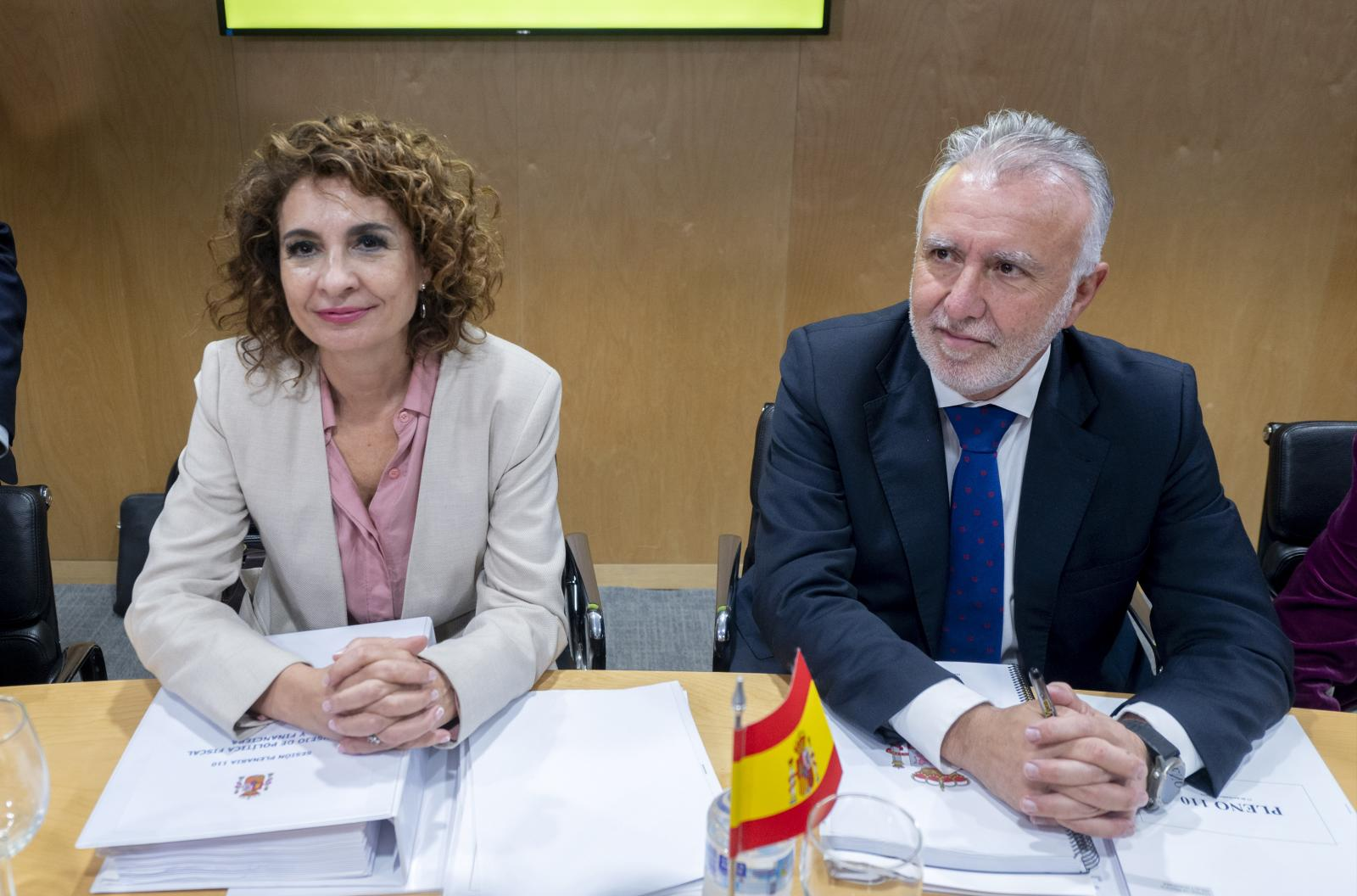 La vicepresidenta primera y ministra de Hacienda, María Jesús Montero, y el ministro de Política Territorial, Ángel Víctor Torres, en el CPFF, este lunes.