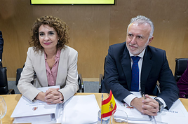 La vicepresidenta primera y ministra de Hacienda, María Jesús Montero, y el ministro de Política Territorial, Ángel Víctor Torres, en el CPFF, este lunes.