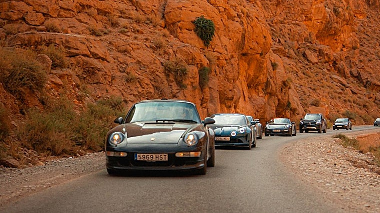 De ruta por Marruecos se pueden descubrir carreteras como esta